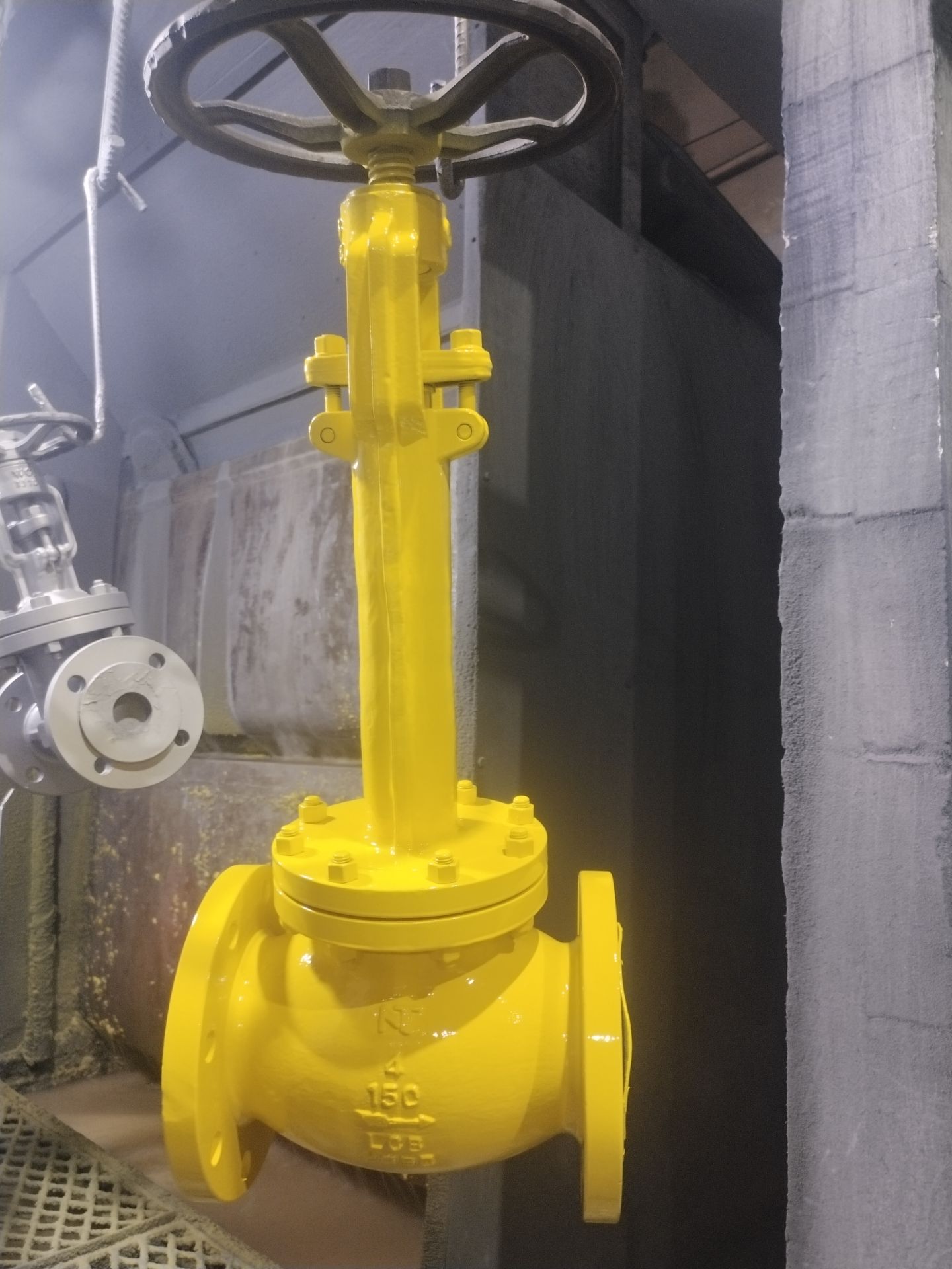 Extended stem bellows seal globe valve DN100 Class 150 LCB body for chlorine service yellow painted